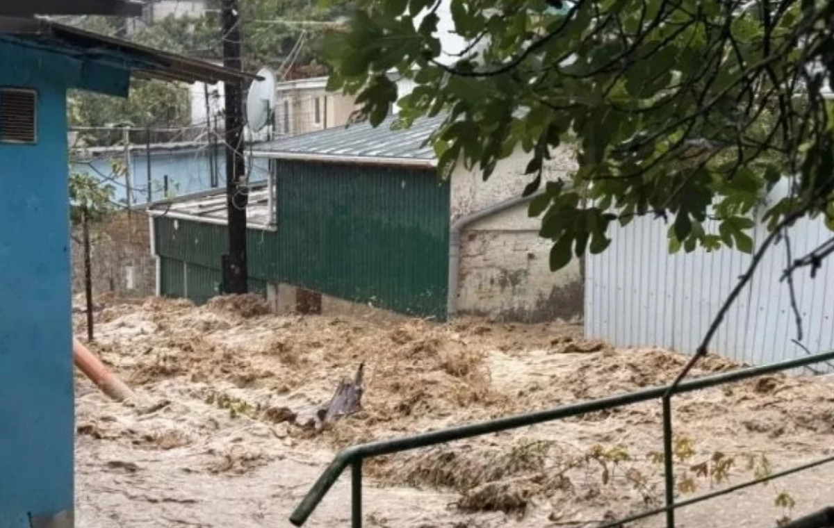 Ялта ушла под воду: как Крым переживает самый сильный шторм за сезон? Ялта ушла под воду: как Крым переживает самый сильный шторм за сезон?